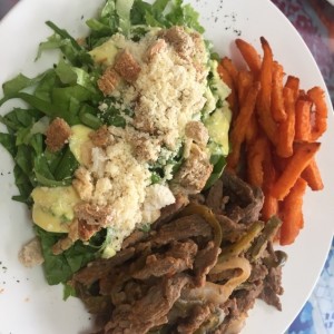 ensalada, bistec y camote