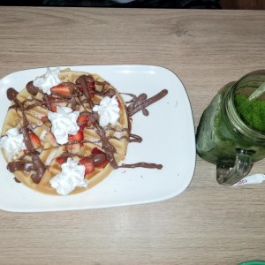 Waffle nutella y fresas / limonada de hierva buena