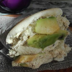 Arepa de pollo y aguacate