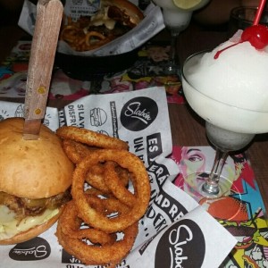 hamburguesa hawaiana y margarita de maracuya