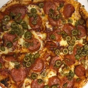 pizza familiar de peperoni y aceitunas