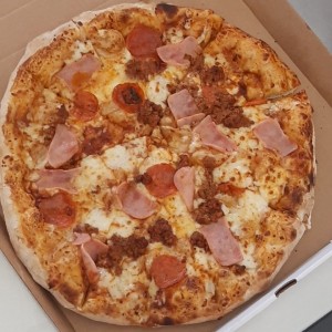 pizza familiar de peperoni, jamón y carne molida 