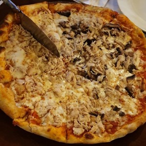 pizza Emilio (mozzarella, hongos y pollo)