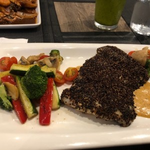 pescado con quinoa y vegetales asados