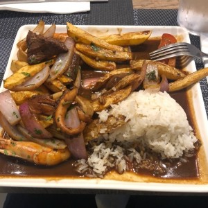 Lomo Saltado Mar y Tierra