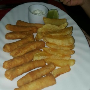 deditoa de pescado con papas fritas