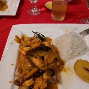 mariscos con salsa de camarones y arroz