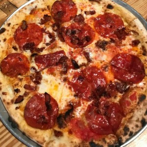 Pizza con pepperoni y aceitunas negras