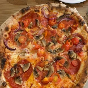 pizza personalizada con pepperoni, hongos, tomate cherry y cebolla morada