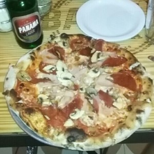 Pizza Personalizada de Jamon, Pepperoni, Hongos y Tocino.