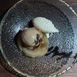 Churro con pera y helado de cafe