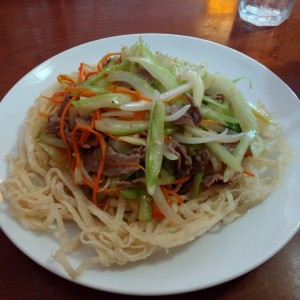 Pho frito con carne y vegetales