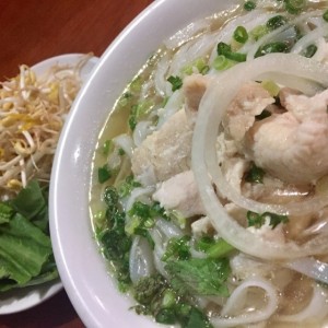 Pho ga de pollo