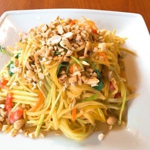 Ensalada de mango con camarones