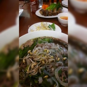 Pho de carne y rollos de puerco fritos