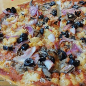 pizza vegana, hongos aceitunas, cebolla y queso parmesano
