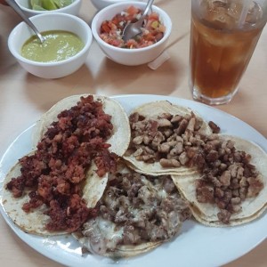 Tacos de chorizo, chuleta y bistec 