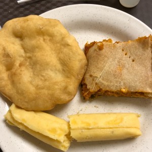 Desayuno variado con hojaldre, bollo y pastel de pollo