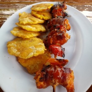 Brochetas de camarones con bacon