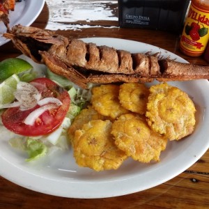 Pescado frito con patacones