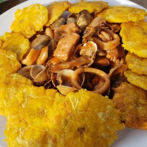 Mixto de mariscos con patacones.