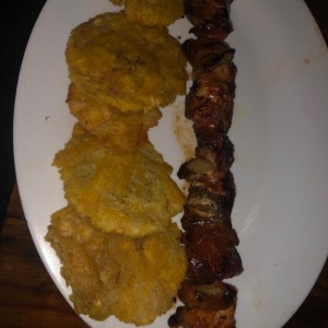 brocheta de pollo con patacones