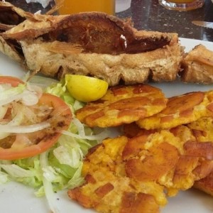 Corvina Frita con Patacones 