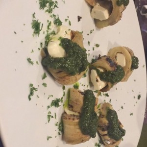 Rollos de berenjena,salsa pesto y mozzarella