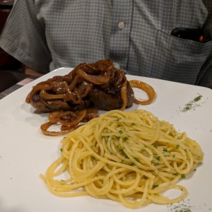 Filete encebollado con spaghetti