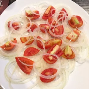 Ensalada de tomate y cebolla