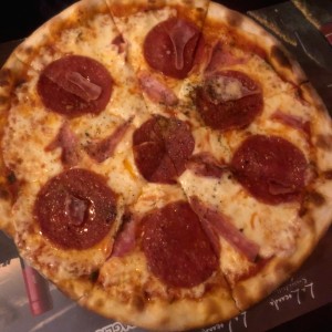 pizza de jamon y peperoni