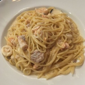 Spaghetti con mariscos en salsa blanca