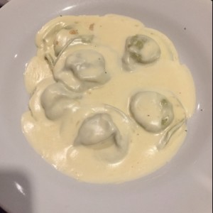 raviolis de espinaca y queso en crema