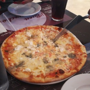 prosciutto pizza blue cheese 