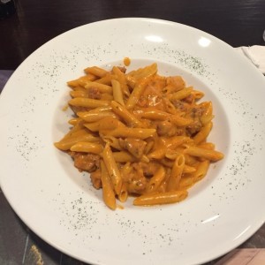 Penne en salsa rosada con salchicha italiana