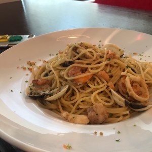 pasta al olio con mariscos