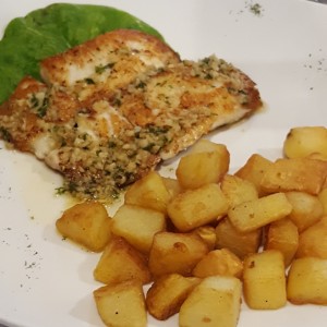 filete de corvina al ajillo con papas a la italiana