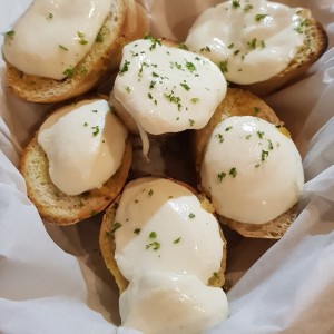 Entradas - Crostini Pizzaiola (reemplazando los tomates por mantequilla de ajo)