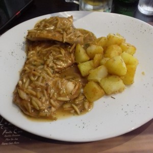 Pechuga de pollo en salsa de almendras