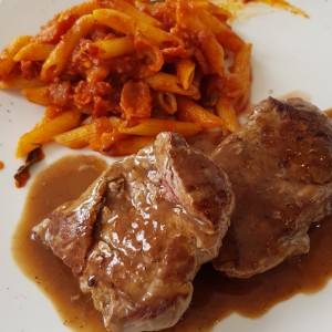 filete a la pimienta + pasta corta alla arrabiats