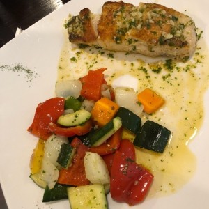 Corvina al ajillo con vegetales