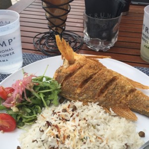 pargo con arroz con coco y ensalada