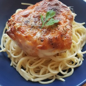 Pollo a la parmigiana con spaguetti en salsa blanca