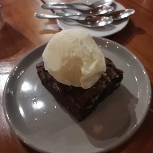 Brownie con helado de vainilla