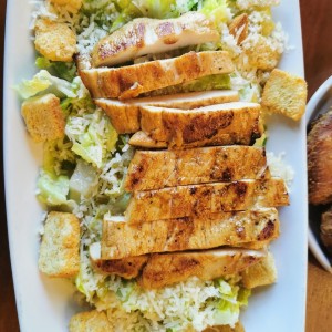 Ensalada Caesar con pollo