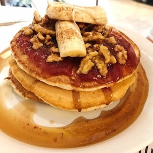 pancakes de banana con nueces y jalea de frutos