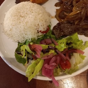 Bistec encebollado, arroz y platano