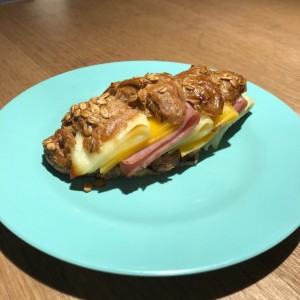 Croissant de queso y Jamon