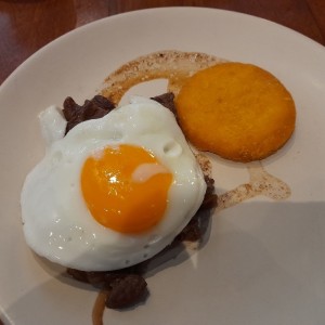 Bistec a la caballo. 