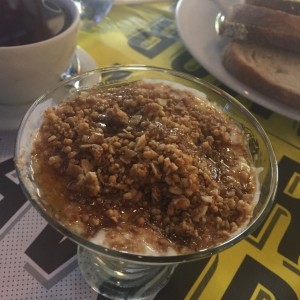 yogurt con miel y granola 